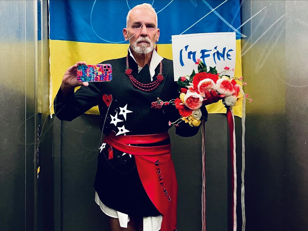 У футболці з назвою міста. Знаменитий дизайнер підтримав українців після чергової атаки РФ